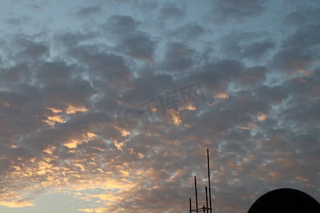 夕阳和天空上的白云