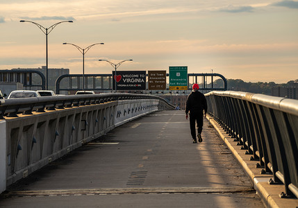 在小径或自行车道上走过伍德罗·威尔逊桥的男子