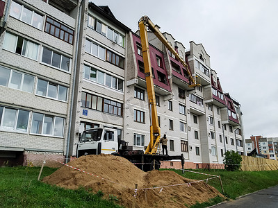 波洛摄影照片_白俄罗斯，新波洛茨克 — 2020年8月21日：高楼塔式起重机和维修工作