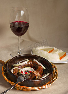 格鲁吉亚语摄影照片_格鲁吉亚传统食品和美食 Kupati 和红酒、gomi 和奶酪。