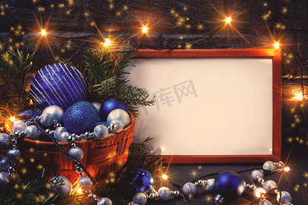 圣诞组合物，在篮子里有木框、灯和装饰、复制空间、文本位置