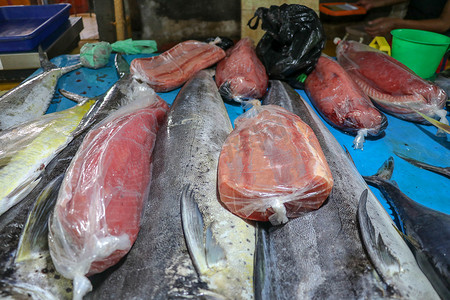 在巴厘岛金巴兰的旅游胜地当地市场上出售新鲜的海鲜鱼。