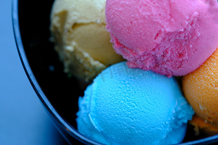 白色冰淇淋球摄影照片_冰淇淋球和冰糕