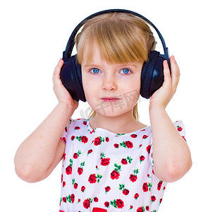 非常喜欢摄影照片_非常喜欢音乐的小女孩，通过黑色的大耳机听音乐很有趣。