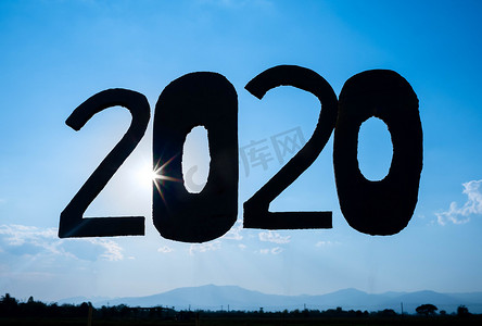 庆贺收成摄影照片_在蓝天背景下将纸板回收成 2020 年的数字和