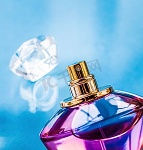 国色天香美女摄影照片_香水瓶有光泽的背景、甜美的花香、迷人的香水和香水作为节日礼物和豪华美容化妆品品牌设计