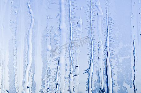 冰花摄影照片_结霜的窗玻璃上的冰花和霜图案