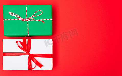 绿色的圣诞礼盒摄影照片_2020年新年和圣诞节快乐，顶视图圣诞白色和绿色礼盒