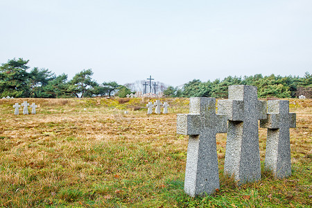 墓地十字架摄影照片_旧墓地的石十字架