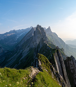 舍弗勒 Altenalptuerme 山脊瑞士阿尔卑斯坦，阿彭策尔内罗登瑞士，雄伟的舍弗勒峰的陡峭山脊在阿尔卑斯坦山脉阿彭策尔，瑞士