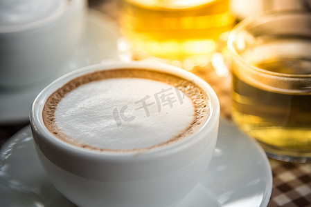 杯子里的咖啡摄影照片_桌上杯子里的咖啡，咖啡店里的茶