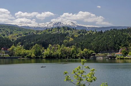 远眺春天风景如画的大坝、普拉纳山的度假村Pancharevo和冬季的维托沙山的环境