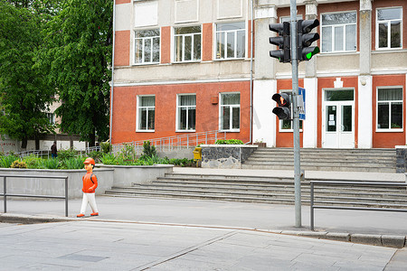 孩子过马路摄影照片_乌克兰，文尼察，2020 年。一个即将过马路的小学生的雕像