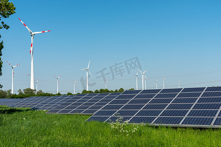 太阳能电池板、风力发动机和电力塔