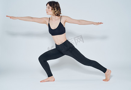 苗条女人摄影照片_练习苗条女人瑜伽体式浅色背景冥想模型