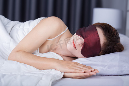 带着眼罩睡在床上的女人