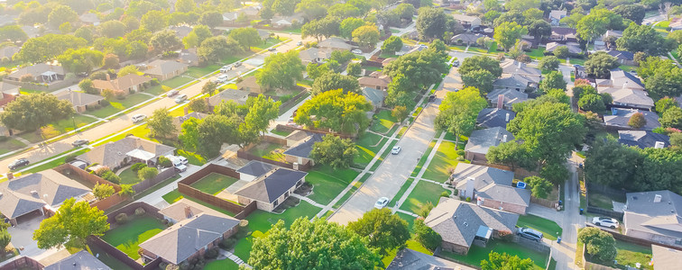 美国德克萨斯州达拉斯附近的全景鸟瞰城市扩张细分一排单户住宅大型围栏后院