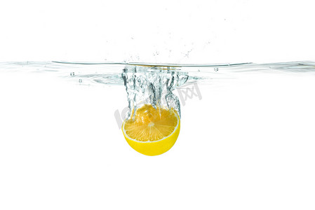 新鲜柠檬放入水中，溅出白色隔离
