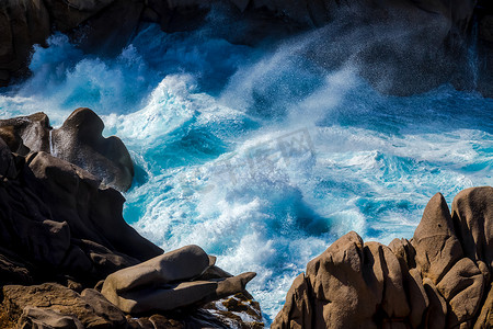 冲击海浪摄影照片_海浪冲击着卡波特斯塔的海岸线