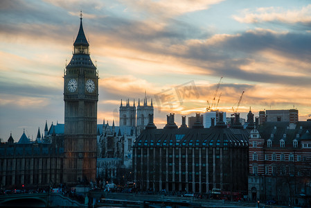 伦敦议会大本钟钟楼，天蓝色和黄色的日落。