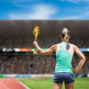 手持奥运火炬的运动型女性后视复合图像