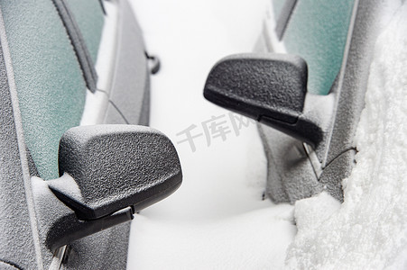 两辆汽车摄影照片_暴风雪过后埋在雪中的两辆汽车的车镜（Mont