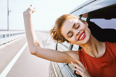 公路摄影照片_开朗的女人开车公路旅行冒险