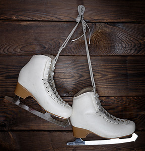 花样鞋带摄影照片_花样滑冰用白色皮革女式溜冰鞋