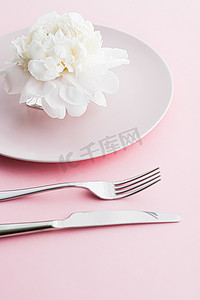 点心点菜单摄影照片_粉红色背景中以牡丹花为婚礼装饰的餐盘和餐具、活动装饰用顶级餐具和甜点菜单