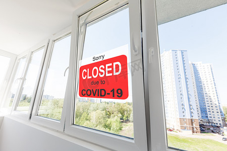 商务中心因 COVID-19 关闭，门窗上写着“抱歉”。