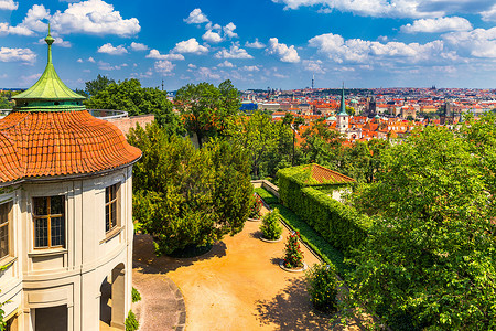 十几个摄影照片_布拉格红色屋顶和布拉格历史老城的十几个尖顶