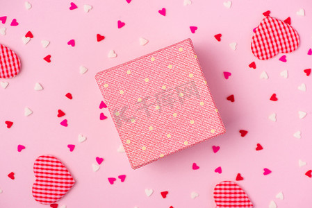 礼物盒精致摄影照片_精致的粉红色派对背景，带有彩带，用分散的五彩纸屑庆祝