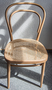 椅子阴影摄影照片_山毛榉木和荆棘木 Thonet 椅