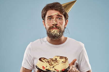 戴着节日帽的大胡子男人生日蛋糕情绪