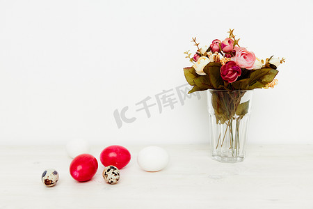 红蛋基督复活的复活节假期和花瓶里的一束鲜花