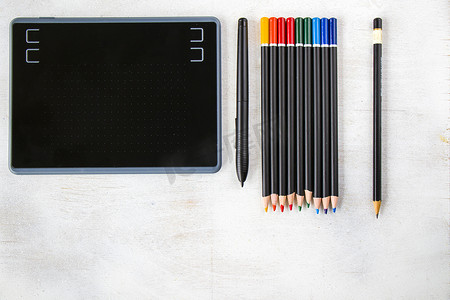 绘图和绘画平板电脑以及白色背景上的钢笔和铅笔样式