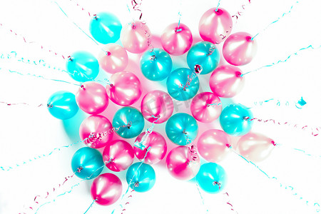 彩色气球，上面有粉色、蓝色、绿松石色的彩带，被隔离