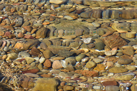 沿海水池中水扭曲的岩石和鹅卵石