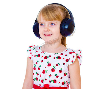 非常喜欢音乐的小女孩，通过黑色的大耳机听音乐很有趣。