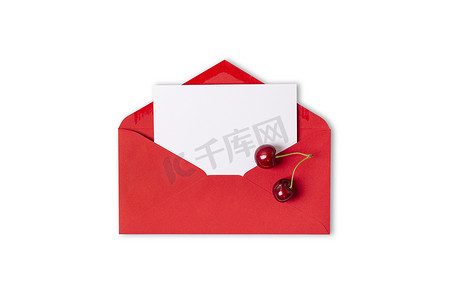在红色信封的空白白色卡片装饰用在白色背景隔绝的樱桃。