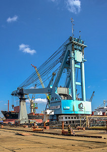 乌克兰切尔诺莫斯克的大型造船厂起重机