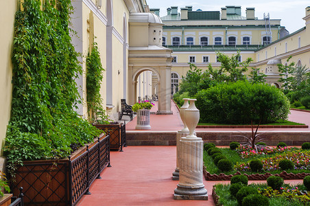 俄罗斯圣彼得堡 — 2015年2月24日：国家冬宫内部，外部花园由叶卡捷琳娜大帝于1764年创立