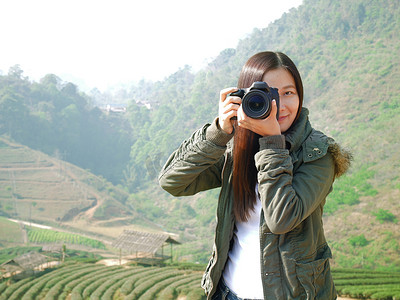 亚洲旅游女背包客在度假期间在泰国清迈的山景自然景观中拍照。