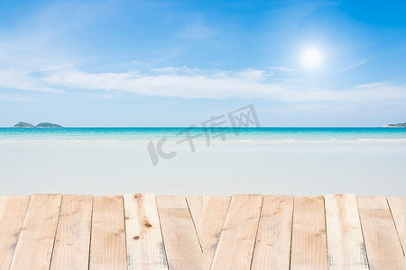在海滩蓝天的木大阳台