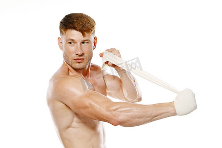 运动男性摄影照片_运动男性肌肉赤裸躯干拳击手健身锻炼包扎手臂