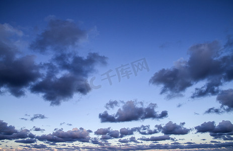 山水人摄影照片_日落时令人印象深刻的天空，云层层层染上粉红色