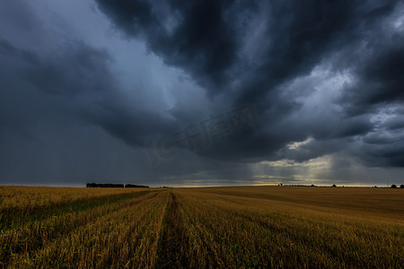 秋天气候摄影照片_秋天农田里的乌云密布。