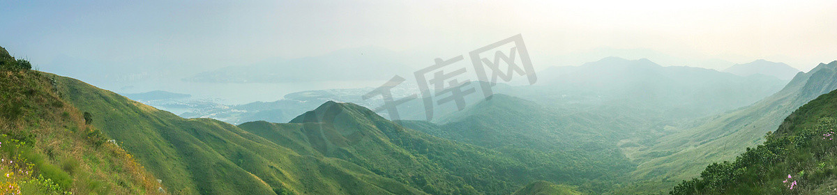 绿色全景摄影照片_全景视图中的绿色山脉和海洋