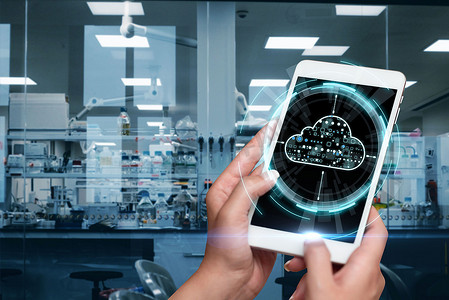 手按手机屏幕在实验室显示未来技术。