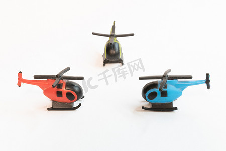 白色背景中突显的彩色小直升机玩具 — 直升机概念空中旅行